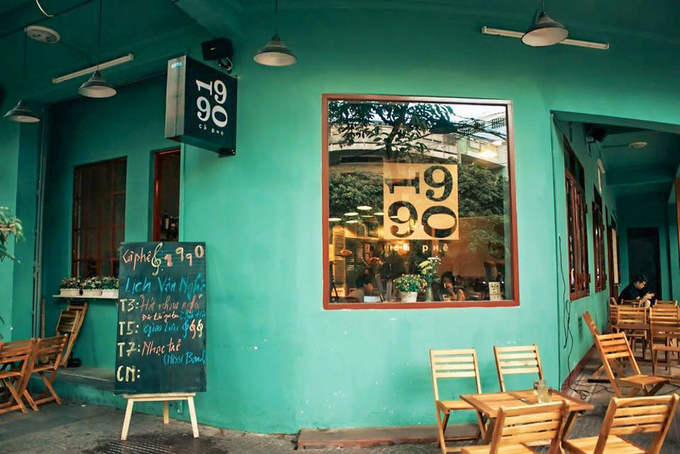 Cà phê 1990Nếu bạn là người hoài cổ, ưa thích những đồ vật cũ kỹ của Việt Nam thập niên 90, quán cà phê nhỏ trên đường 31/3 là một lựa chọn nên thử. Không gian bên trong được trang trí với tivi đen trắng, loa phát thanh, ấm tích… Thêm một điểm cộng là quán nằm gần bờ biển, chỉ mất khoảng 3 phút đi bộ. Các đồ uống của quán có giá 15.000 – 35.000 đồng. Ảnh: Cà Phê 1990.
