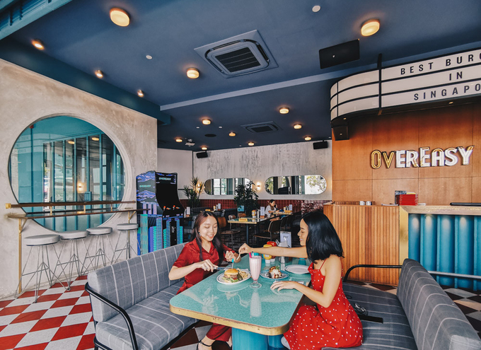 Nhà hàng có tầm nhìn lý tưởng ra vịnh Marina và tòa nhà Marina Bay Sands nổi tiếng. Nơi đây mang phong cách ẩm thực phương Tây, đặc biệt là ẩm thực Mỹ với các món thịt nướng, thịt hun khói, hamburger, tráng miệng bằng bánh waffle. Đặc biệt, đừng quên thưởng thức món sữa lắc dâu tây nổi tiếng.