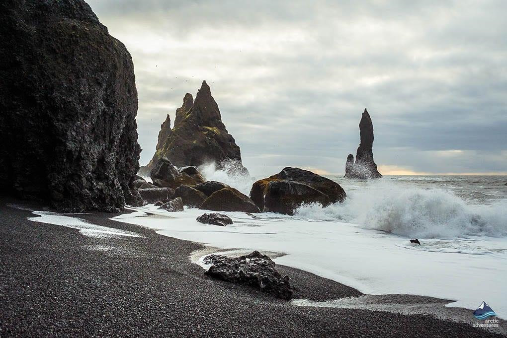Tuy nhiên, có những bãi biển chỉ nhắc đến thôi đã khiến nhiều người rùng mình bởi những con sóng cuồn cuộn cùng bờ cát đen như mảnh đất của quỷ dữ. Đó chính là Reynisfjara, bãi biển cát đen nổi tiếng ở đất nước Iceland. Ảnh: Arcticadventures.