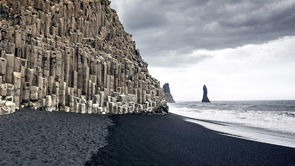 Với 130 ngọn núi lửa lớn nhỏ, Iceland sở hữu rất nhiều bãi biển cát đen được sinh ra từ những đống tro tàn của dung nham núi lửa phun trào. Nổi tiếng nhất chính là bãi biển Vik, hay còn có tên là Reynisfjara, nơi sở hữu khung cảnh đen tuyền tuyệt đẹp. Ảnh: Iceland.nordicvisitor.