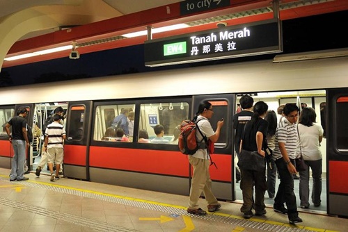 Trạm tàu điện ngầm ở Singapore đón khoảng 2 triệu lượt di chuyển mỗi ngày. Ảnh: Strait Times.