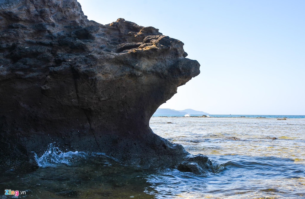 Vách đá nhô ra biển tạo hình kỳ thú như loài động vật hoang dã đang săn mồi.