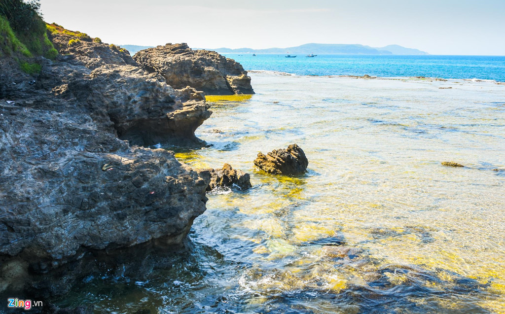 Vách đá sừng sững nhô ra biển tạo nên nhiều hình thù kỳ thú. Hiện Quảng Ngãi đang lập hồ sơ, dự kiến tháng 11 năm nay đề nghị UNESCO xem xét công nhận công viên địa chất này là công viên địa chất toàn cầu. 