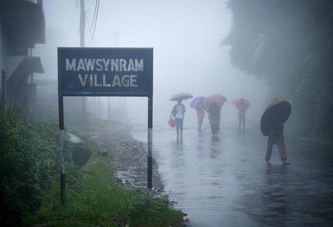 Cách Shillong, thủ phủ của bang Meghalaya (Ấn Độ) khoảng 2 tiếng đi taxi là những ngọn đồi Khasi ở độ cao gần 1.500m. Trên đó có ngôi làng nổi tiếng Mawsynram - được xác nhận kỷ lục Guinness là "nơi ẩm ướt nhất thế giới".