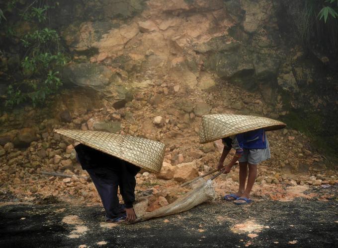 Sau mỗi trận mưa, đường sá thường bị sạt lở và đàn ông trong làng được trả 2,6 USD mỗi ngày để làm nhiệm vụ thông đường.