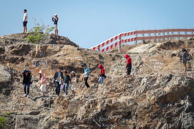 Lối lên đồi bắt đầu từ con hẻm nhỏ đường Phan Chu Trinh (phường 2) với chiều dài khoảng 500 m. Với địa hình núi đá dốc và khúc khuỷu, để lên được đây, du khách phải đi bằng xe máy hoặc cuốc bộ.