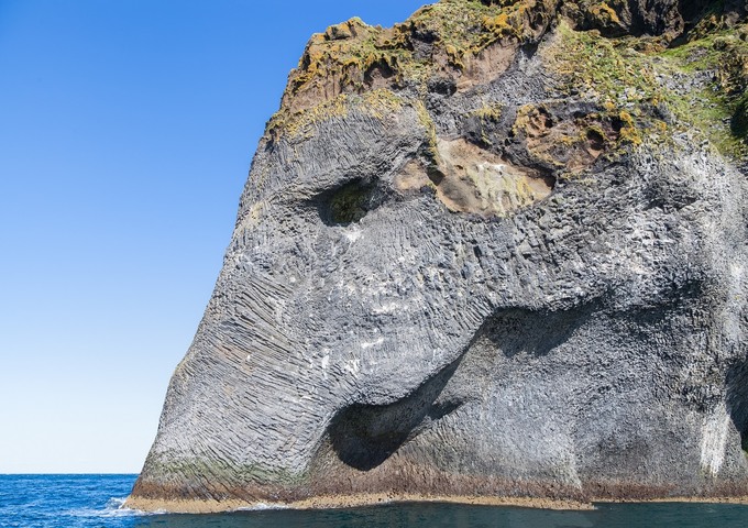Địa danh độc đáo nhất trên đảo Heimaey là khối đá bazan được nhiều người đánh giá có nét tương đồng kỳ lạ với một con voi khổng lồ với lớp da sần sùi cùng các bộ phận như vòi, chân, tai và mắt. Nơi này được đặt tên là Đá Voi (Rock Elephant). Ảnh: Diego Delso.