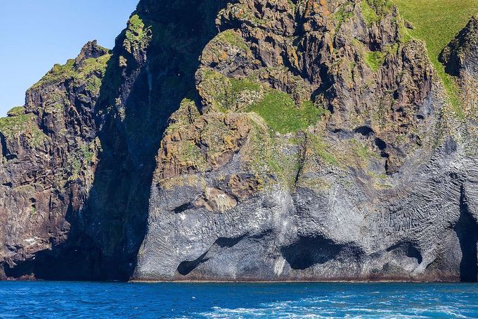 Khối đá này hình thành bởi các vụ phun trào liên tục và đột ngột của ngọn núi lửa Eldfell trên đảo. Cấu trúc địa chất ở đây giống với những gành đá đĩa ở Phú Yên (Việt Nam), Fingal (Scotland), Giant’s Causeway (Ireland), Los Órganos (Tây Ban Nha) nhưng với tạo hình độc đáo hơn. Ảnh: Diego Delso.