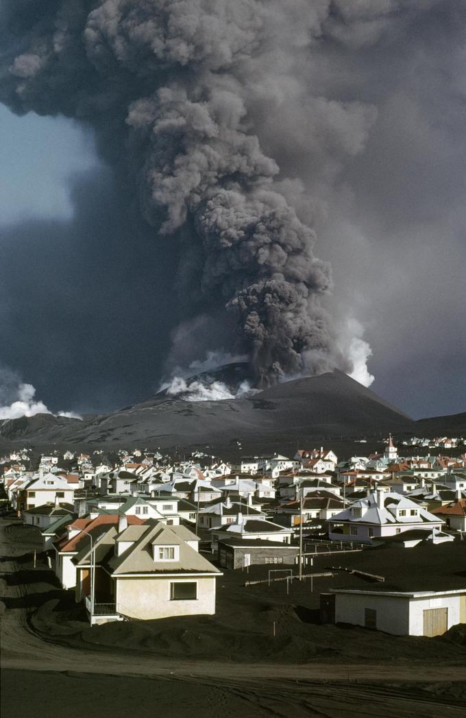 Những ngọn núi lửa tạo nên đảo Heimaey vẫn đang hoạt động. Vụ phun trào nổi tiếng nhất diễn ra tại đây vào ngày 23/1/1973 khiến phần lớn thị trấn bị phá hủy và toàn bộ cư dân trên đảo phải sơ tán khẩn cấp. Tuy nhiên, vụ phun trào lại giúp hòn đảo mở rộng về chiều dài. Ảnh: Valdís Óskarsdóttir.