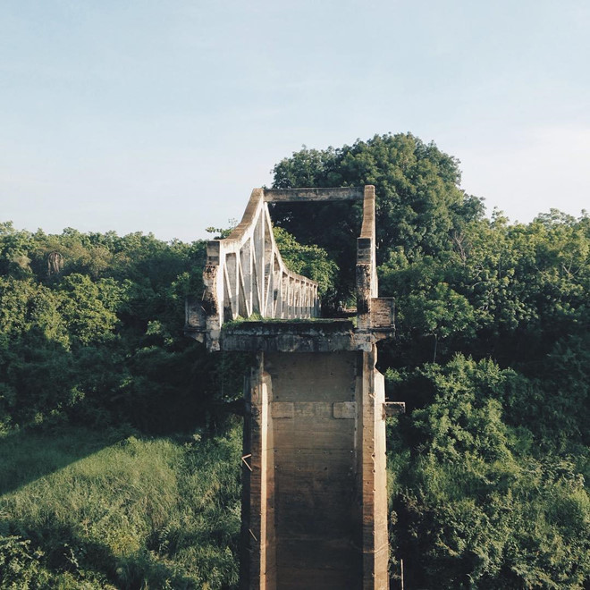 Được xây dựng từ khoảng những năm 1920, cầu Gãy hay còn gọi là cầu Sông Bé gây ấn tượng với du khách mỗi khi ghé ngang qua. Ảnh: Td.ninh