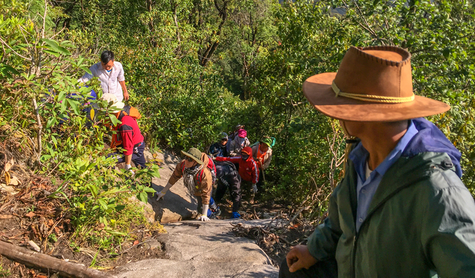 Từ lán trại lên đỉnh Ky Quan San, địa hình thay đổi sang các vách đá với độ dốc lên đến 65 độ. Du khách muốn leo lên phải bám vào các hốc đá và cây mọc hai bên.