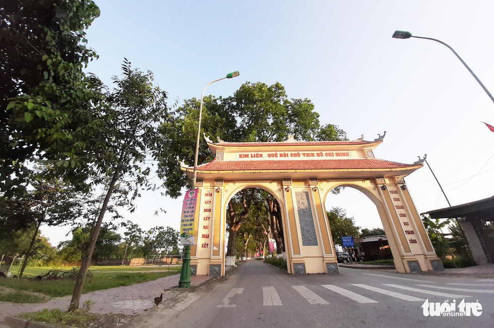 Cổng chào vào Làng Sen Kim Liên, quê nội của Chủ tịch Hồ Chí Minh - Ảnh: DOÃN HÒA