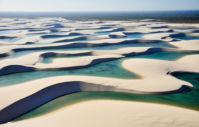 Vườn quốc gia Lencois Maranhenses, bang Maranhao, Brazil là vùng đất rộng lớn với những cồn cát trắng uốn lượn xen lẫn những đầm nước mưa màu xanh ngọc. Ảnh: Culture Trip.Hàng nghìn hồ nước nổi giữa sa mạc như hành tinh khácKhi những cơn mưa kéo đến, nước được lọc qua cát và tạo nên những hồ trong vắt. Thời gian tốt nhất để chiêm ngưỡng khung cảnh độc đáo này là vào tháng 6 đến 8. Ảnh: Dah Travel.