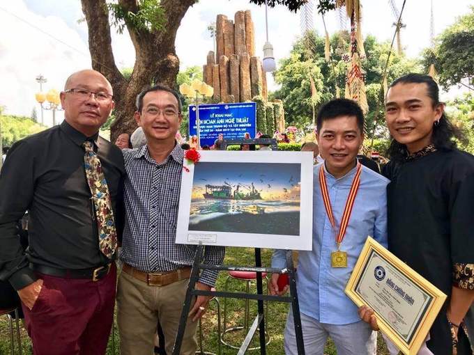 Bức ảnh giúp tác giả (thứ hai từ phải sang) đạt huy chương vàng duy nhất cuộc thi ảnh Đất nước, con người Nam Trung Bộ và Tây Nguyên 2019. Cuộc thi thu hút hơn 2.100 tác phẩm tham dự của 300 tay máy chuyên nghiệp và không chuyên.