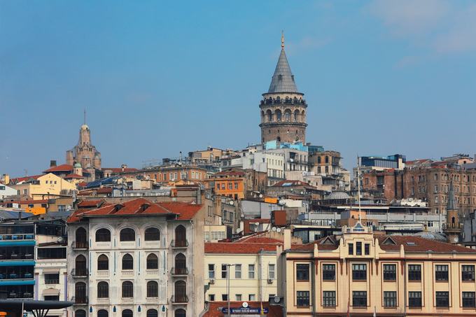 Istanbul là một trong những thành phố năng động bậc nhất thế giới. Nơi đây có sự pha trộn thú vị giữa Âu và Á, quá khứ và hiện tại, Thiên Chúa Giáo và Hồi Giáo... Thành phố chia đôi bờ Âu - Á đưa du khách đi từ hết bất ngờ này đến bất ngờ khác.Trong cuốn sách Phương Đông lướt ngoài cửa sổ, tác giả từng đề cập đến lời khuyên: "Dành một ngày cho các bức tường thành và pháo đài, vài ngày thăm thú hệ thống ống nước và bể chứa của thành phố, một tuần đi thăm các cung điện, một tuần nữa thăm viện bảo tàng, một ngày cho các cột và tháp, vài tuần cho các nhà thờ và thánh đường… Dành vài ngày xem các khu mộ, nghĩa trang và cách trang điểm cho người chết có khi hay hơn ta vẫn tưởng”. 