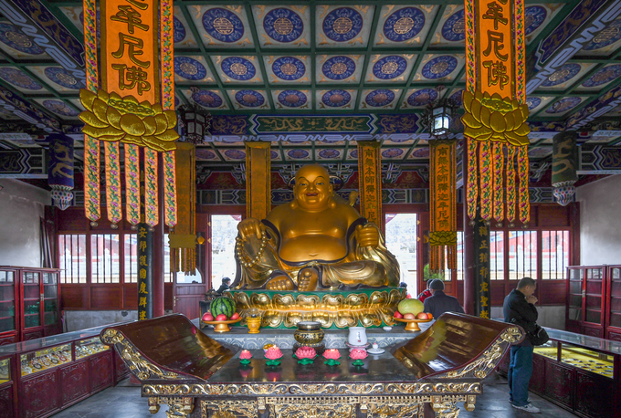 Núi Phạm Tịnh thu hút hàng chục nghìn lượt khách du lịch mỗi ngày. Ngoài những khối đá có hình dáng kỳ lạ, đây cũng là một trung tâm của Phật giáo Trung Quốc. Người dân tin vào sự linh thiêng của ngọn núi này từ thời nhà Đường (618-907). Đến thời nhà Minh (1368-1644), từng có 48 ngôi chùa thờ Phật được xây dựng tại đây nhưng đến nay đa phần đều đã bị phá huỷ. Trong ảnh là bức tượng Phật trong một ngôi chùa trên núi Phạm Tịnh.