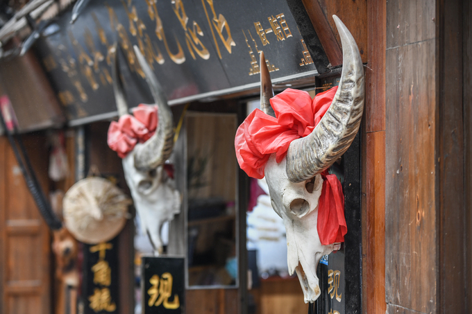 Những cửa hàng tại đây thường treo xương đầu trâu, dê và một số loài động vật còn nguyên sừng trước cửa. Những loài có sừng được người Miêu coi là con vật thần thánh để hiến tế trong các nghi lễ hoặc tạo nên các vật dụng thường ngày.