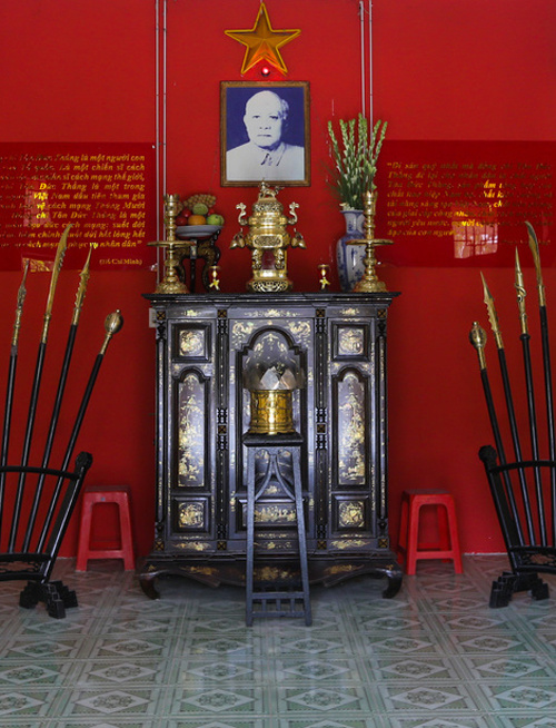 Trong đình còn có nhà truyền thống, trưng bày ảnh hoạt động của nguyên Chủ tịch nước Tôn Đức Thắng. Từ năm 1925 khi từ nước ngoài trở về, ông Tôn Đức Thắng chọn ngôi đình là cơ sở hoạt động cách mạng bí mật.