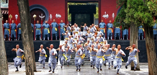 Người dân trong làng được học kungfu một cách bài bản sau khi một nhà sư rời Thiếu Lâm Tự đến đây sinh sống. Ảnh: China Discovery.