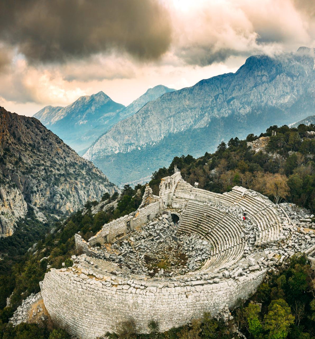 Bức hình chụp Termessos, một địa điểm du lịch còn khá mới mẻ với du khách Việt Nam. Để đến được đây, du khách sẽ phải băng qua chặng đường khá gian nan như đi qua nhiều công trình cũ nát, các cột trụ khổng lồ và các cổng vòm cao xây trên nền núi đá.