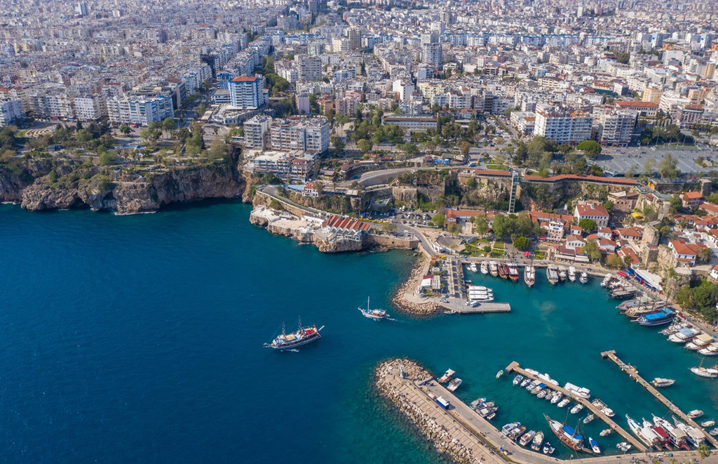 Bức ảnh về Antalya được chụp bằng flycam mang lại góc nhìn mới lạ về vùng đất này. Tọa lạc trên cao nguyên đá nhìn ra biển Địa Trung Hải, Antalya, một trong những thành phố sầm uất và hiện đại nhất Thổ Nhĩ Kỳ, mang tới cho du khách nét đẹp pha trộn giữa cổ đại và cuộc sống bãi biển Thổ Nhĩ Kỳ mới mẻ, nhộn nhịp