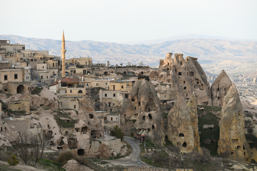 Cappadocia cũng nổi tiếng với những ngôi nhà được xây từ trong lòng đá, những thành phố ngầm từ ngàn đời nay.