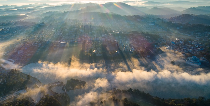 Theo nhiếp ảnh gia Trần Quang Anh, từ 5h30 đến 6h30 hàng ngày là thời gian "săn" ảnh bình minh đẹp nhất. Khi đó, mây trôi la đà qua trung tâm thành phố, đồi núi, hồ nước và rừng thông, tạo nên khung cảnh đẹp như trong cổ tích.