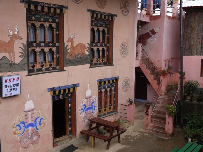 Tục thờ dương vậtKhi đến Bhutan, đặc biệt là vùng nông thôn, du khách có thể nhìn thấy biểu tượng dương vật được vẽ và trang trí phổ biến trên các ngôi nhà. Người dân ở quốc gia này tin rằng, “của quý” đàn ông sẽ giúp xua đuổi tà ma và mang lại may mắn cho họ. Ảnh: Culture Trip.