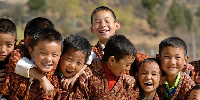 Hạnh phúc quan trọng hơn sự giàu cóQuốc gia Rồng Sấm Bhutan sử dụng chỉ số hạnh phúc (GNH) làm thước đo về tiến bộ quốc gia thay vì chỉ số kinh tế GNP (tổng sản phẩm quốc gia). Trong đó, bốn trụ cột để đánh giá GNH gồm: Phát triển kinh tế hài hòa, quản trị hành chính hiệu quả, thúc đẩy văn hóa, bảo vệ môi trường. Ảnh: Expact Teacher.
