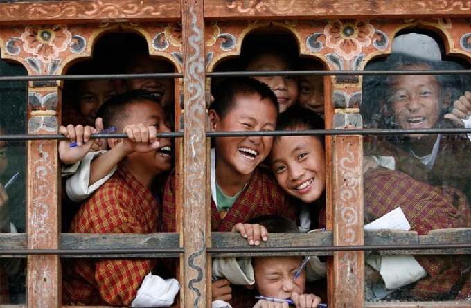 Miễn phí giáo dục và y tếMặc dù GDP của Bhutan thấp, chính phủ Bhutan vẫn duy trì hệ thống chăm sóc sức khỏe miễn phí không chỉ cho người dân Bhutan, mà cả những người cư trú trên quốc gia này. Về giáo dục, học sinh ở đây được miễn học phí và các bữa ăn, ngoài ra còn được tặng sách, quần áo và dụng cụ học tập. Ảnh: The Atlantic.