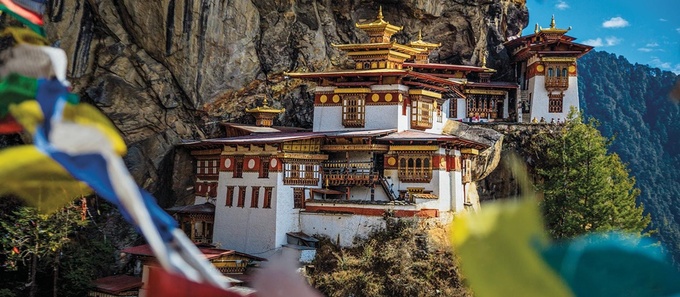 Thân thiện với môi trườngLuật ở Bhutan quy định 60% diện tích đất nước dành để bảo vệ rừng cho thế hệ kế tiếp. Hàng năm, Bhutan tạo ra khoảng 1,5 triệu tấn carbon nhưng 70% diện tích rừng ở Bhutan đã hấp thụ lại 6 triệu tấn khí này. Vì vậy, Bhutan cũng là quốc gia có lượng khí carbon thải ra môi trường thấp nhất thế giới. Vào năm 1999, trong khi các quốc gia khác xem xét việc cấm sử dụng túi nhựa, Bhutan đã thực thi điều luật này. Ảnh: National Geographic.