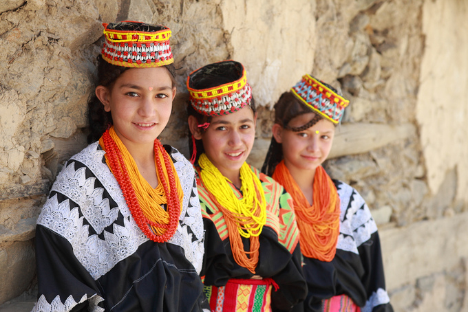 Nền văn hoá đầy sắc màuCác bộ lạc sống tách biệt ở những vùng xa xôi vẫn giữ gìn bản sắc của riêng mình. Trong tỉnh Chitral, du khách có thể đến thăm tộc người Kalash khá khác biệt với người Dardic bản địa.Người Kalash có tín ngưỡng và các lễ hội đặc trưng từ ngàn xưa. Họ đội những chiếc mũ và đeo vòng cổ kết từ hạt cườm đủ màu sắc nổi bật. Đến Pakistan, bạn sẽ rơi vào thế giới của đủ loại màu sắc sinh động và tràn ngập tinh thần khám phá.