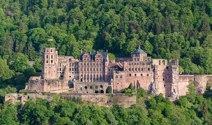 Nét cổ kính của lâu đài Heidelberg chính là điểm thu hút hàng triệu khách du lịch mỗi năm. Đây là nơi ngự trị của các bá tước vùng Pfalz trong 5 thế kỷ, bắt đầu xây dựng dưới thời bá tước Ruprecht I (1309-1390). Ảnh: IB Times UK.
