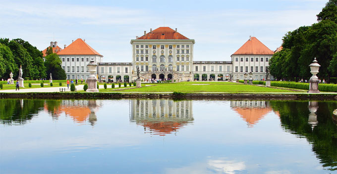 Cung điện Nymphenburg là một trong những cung điện hoàng gia lớn nhất ở châu Âu. Hàng trăm ngàn du khách đổ về cung điện ở Munich mỗi năm. "Lâu đài của nữ thần" là một kiệt tác của nước Đức và là điểm thu hút không thể bỏ lỡ khi đi du lịch đất nước này. Đây cũng là một điểm đến trong tour du lịch châu Âu 7 nước của Tugo. Ảnh: Getyourguide.
