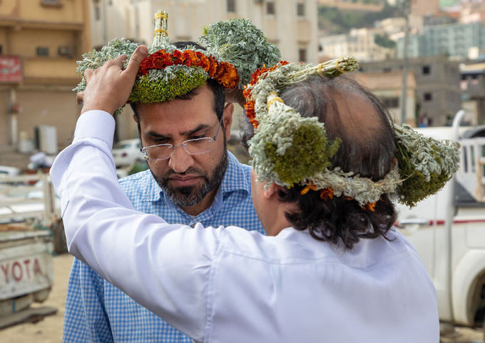 Một truyền thống đẹp khác là du khách đến Asir cũng được tặng một vòng hoa đội đầu.