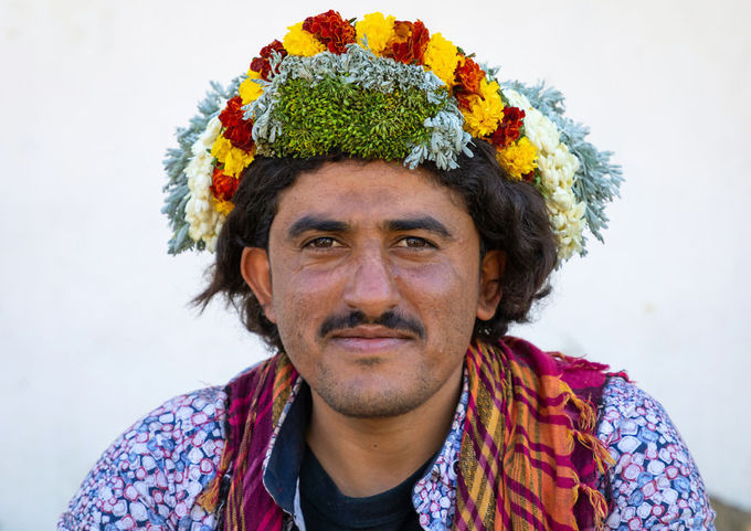 Hàng thế kỷ qua, hậu duệ của các bộ tộc Tihama và Asir là những người yêu thích đội hoa trên đầu. Nhiếp ảnh gia Eric chia sẻ, khi thấy anh, điều đầu tiên một người dân làm là đặt ngay vòng hoa lên đầu anh như để nói lời chào.
