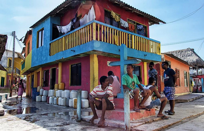 Hòn đảo hiện lên sặc sỡ từ những ngôi nhà sơn đủ màu sắc khác nhau đến các bộ quần áo rực rỡ được cư dân nơi đây rất ưa chuộng. Khung cảnh yên bình, nhàn hạ là điều bất cứ ai cũng có thể cảm nhận khi có dịp ghé thăm vùng đất này. Ảnh: Diego Cobo, Ya Meraktan. 