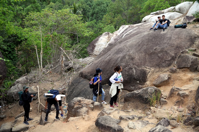 Những ngày qua, nhiều nhóm bạn trẻ từ TP HCM, Bình Dương... khám phá thắng cảnh hoang sơ của núi Chứa Chan (Đồng Nai). Ngọn núi cách TP HCM khoảng 110 km, cao 837 m so với mực nước biển. Đây là ngọn núi cao nhất ở Đồng Nai, cao thứ hai ở Đông Nam Bộ, sau núi Bà Đen (986 m, Tây Ninh).
