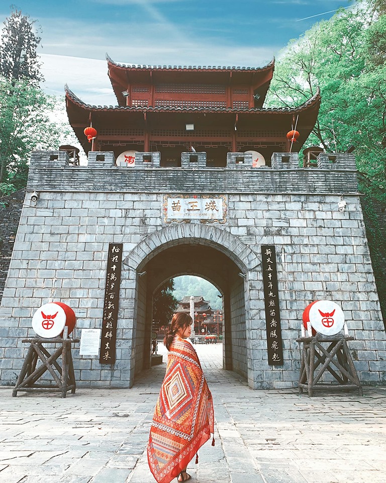 Cổng Thành Miêu Vương- Xung quanh được bao bọc bởi các bức tường nên muốn vào trong các b fai đi qua những cổng Thành như thế.