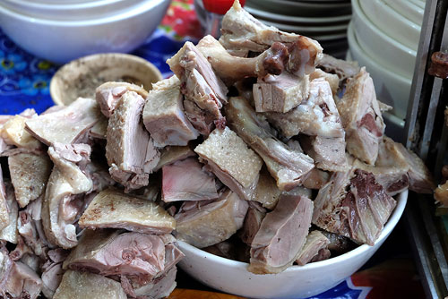 Thịt vịt được chặt miếng dày, mềm nhưng không bở.