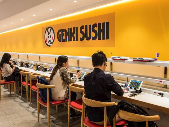 Quán Genki Sushi, nơi thực khách chọn thực đơn trên màn hình và nhận đồ ăn trên băng chuyền - Ảnh: Timeout