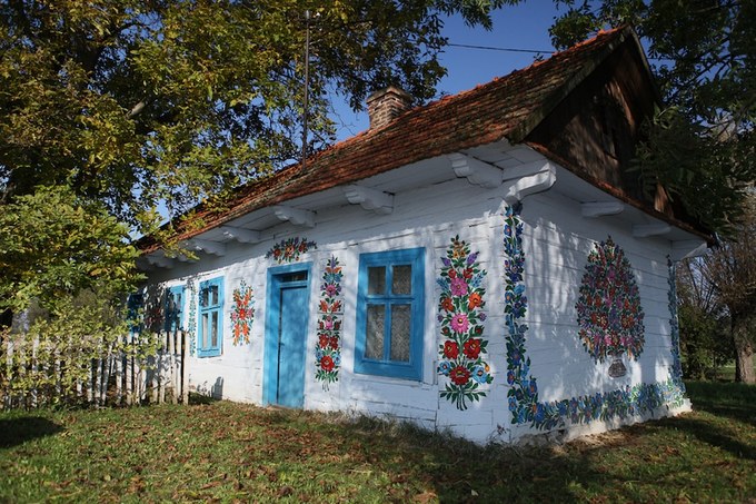 Trong đó nổi tiếng nhất là nhà của Felicja Curyłowa - người lan tỏa trào lưu này ra khắp làng và khiến nó nổi tiếng trên thế giới, dù bà không phải là người nghĩ ra truyền thống này. Sau khi bà mất vào năm 1974, ngôi nhà màu trắng vẽ hoa trở thành một bảo tàng nho nhỏ ở thị trấn.