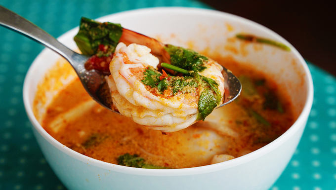Tom Yum (canh truyền thống)Đây là món súp cay, rất nổi tiếng ở Thái Lan. Món ăn là sự kết hợp của những loại hải hải tươi ngon, các loại gia vị tạo ra vị chua và cay nồng. Bạn còn cảm nhận được vị béo ngậy từ nước cốt dừa cùng các loại rau thơm. Nguyên liệu chính của món ăn được làm từ tôm hoặc thịt gà, nấm, lá chanh Thái, riềng, sả, nước dừa... Tùy từng nơi nguyên liệu của món này có thể thay đổi với các loại hải sản khác nhau. Món ăn dễ dàng tìm thấy tại các quán đường phố hoặc nhà hàng, giá dao động từ 100 baht (hơn 70.000 đồng). Ảnh: Phong Vinh.
