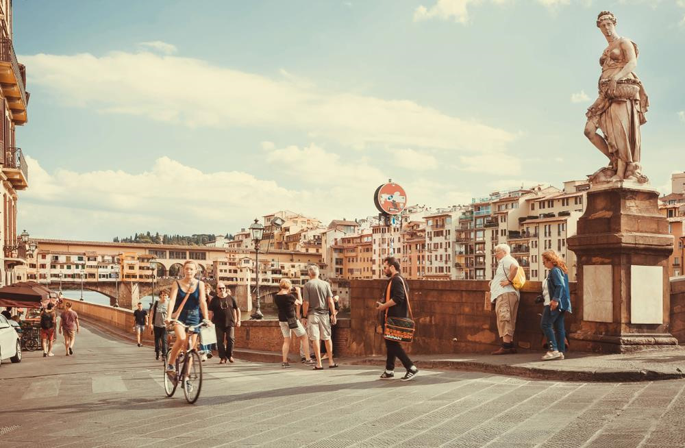 Florence (Italy): Với kiến trúc cổ độc đáo cùng phong cảnh yên bình, nơi đây đã đốn ngã trái tim của nhiều khách du lịch. Thành phố nằm bên bờ sông Arno là nơi lý tưởng để bạn thả hồn theo vòng quay của bánh xe đạp, tạm gác lại những bộn bề của cuộc sống. Ảnh: Radiokafka/Shutterstock.