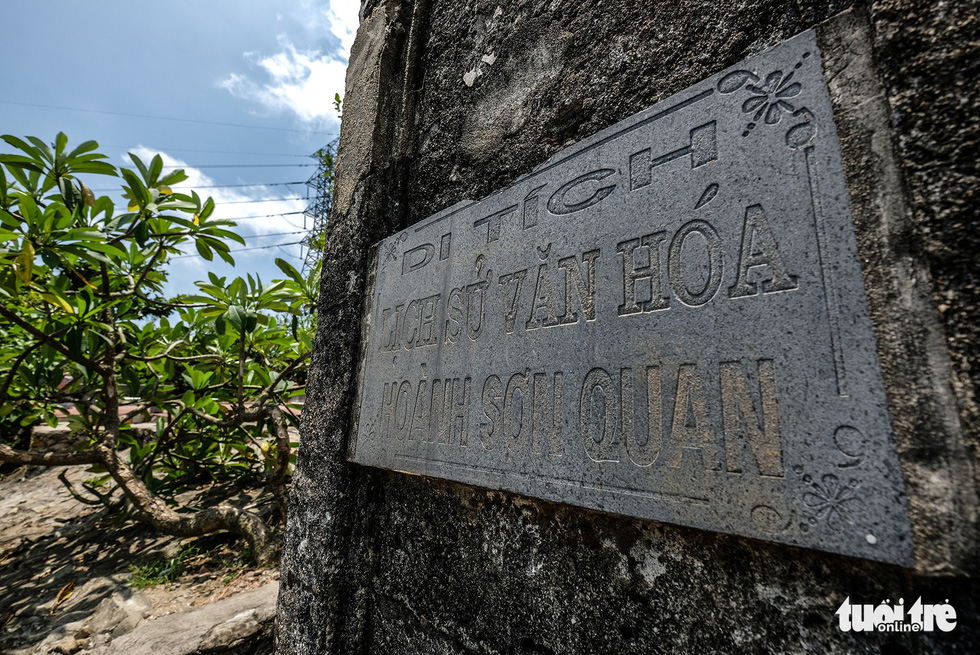 Hoành Sơn Quan trên đỉnh đèo Ngang được Hà Tĩnh và Quảng Bình xếp hạng di tích lịch sử văn hoá thuộc tỉnh năm 2005 và từng lập hồ sơ xin di tích quốc gia nhưng chưa được công nhận - Ảnh: NAM TRẦN