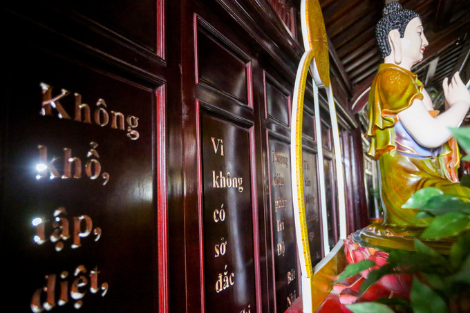 Tầng 5 của bảo tháp bài trí nhiều tượng Phật, phía sau tượng là bộ cửa bằng gỗ sao. Trên các cửa đều được khắc những dòng Kinh Bát nhã.Năm 2017, công trình này được công nhận kỷ lục Việt Nam là "Kinh Bát nhã bằng tiếng Việt (bản dịch của Thiền sư Thích Nhất Hạnh) được khắc lộng vào bộ cửa bằng gỗ sao lớn nhất".