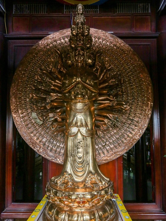 Cũng ở tầng 5 còn bài trí bức tượng Bồ Tát có giá trị gần nửa tỷ đồng. Đây là tượng Bồ Tát quan âm nghìn tay nghìn mắt (ở thế đứng) bằng đồng cao nhất Việt Nam.