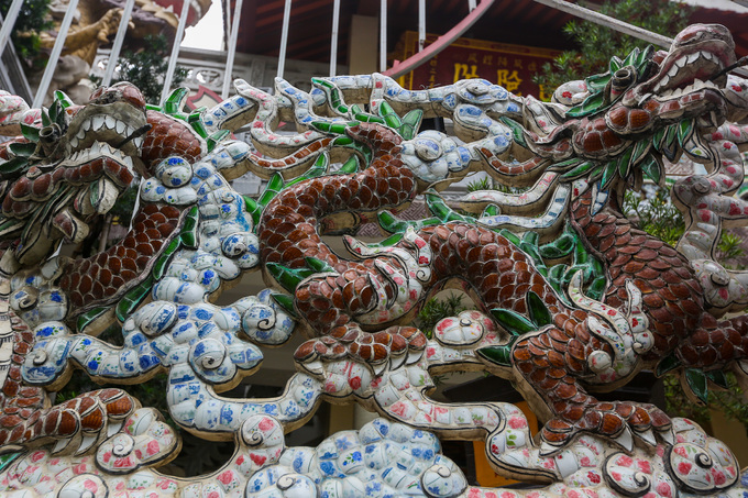 Quanh chánh điện được trang trí bằng nhiều tượng rồng làm từ hàng nghìn mảnh gốm, sành sứ.