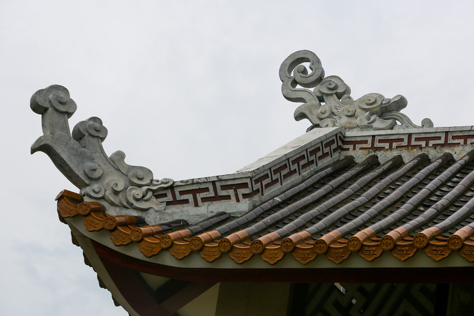 Chùa được xây dựng theo nét kiến trúc chùa chiền miền Bắc với những đầu đao ở góc mái cong vút. Mái được lợp ngói vảy màu nâu đỏ truyền thống.