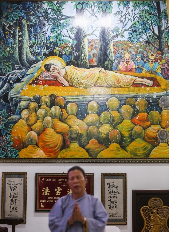 Quanh chánh điện trang trí nhiều câu đối, thư pháp, tranh ảnh chủ đề Đức Phật và chúng sinh. Nơi này từng tiếp đón phái đoàn Làng Mai do Thiền sư Thích Nhất Hạnh dẫn đầu cùng 200 thiền sinh đến thăm năm 2005.
